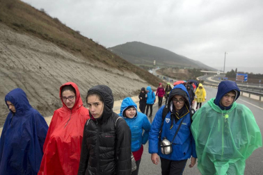 Imágenes de los miles de peregrinos que se han acercado este sábado hasta el castillo de Javier,