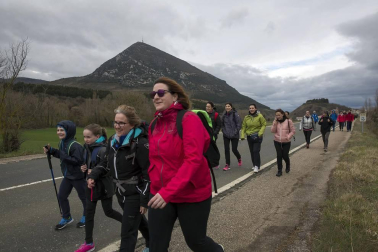 Imágenes de los miles de peregrinos que se han acercado este sábado hasta el castillo de Javier,
