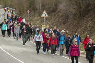 Imágenes de los miles de peregrinos que se han acercado este sábado hasta el castillo de Javier,