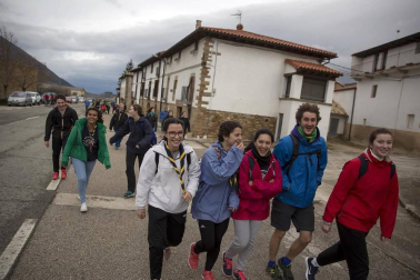 Imágenes de los miles de peregrinos que se han acercado este sábado hasta el castillo de Javier,