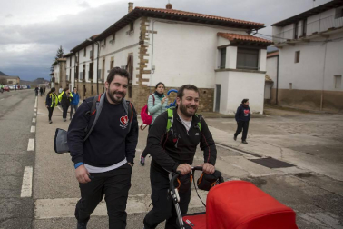 Imágenes de los miles de peregrinos que se han acercado este sábado hasta el castillo de Javier,