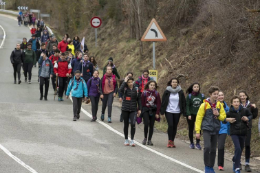 Imágenes de los miles de peregrinos que se han acercado este sábado hasta el castillo de Javier,