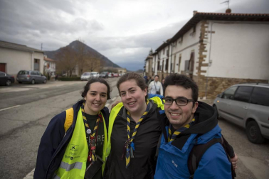Imágenes de los miles de peregrinos que se han acercado este sábado hasta el castillo de Javier,