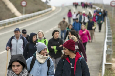 Imágenes de los miles de peregrinos que se han acercado este sábado hasta el castillo de Javier,