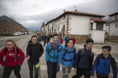 Imágenes de los miles de peregrinos que se han acercado este sábado hasta el castillo de Javier,