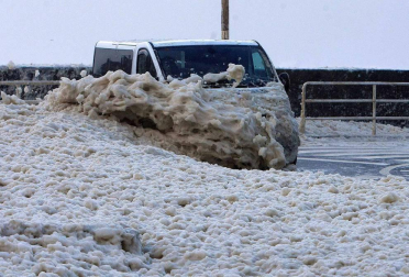 Galicia es la comunidad más afectada por la transformación de la borrasca del Atlántico norte de los últimos días en otra más intensa -denominada Félix-, que dejará durante todo el fin de semana viento intenso, olas de hasta ocho metros, fuertes vientos y abundantes precipitaciones