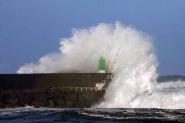 Galicia es la comunidad más afectada por la transformación de la borrasca del Atlántico norte de los últimos días en otra más intensa -denominada Félix-, que dejará durante todo el fin de semana viento intenso, olas de hasta ocho metros, fuertes vientos y abundantes precipitaciones