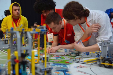 Logroño acogió la fase final del certamen de robótiva organizado por Lego que lo ganó el equipo navarro FSIngenium Team.