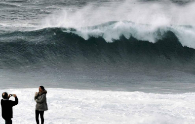 Galicia es la comunidad más afectada por la transformación de la borrasca del Atlántico norte de los últimos días en otra más intensa -denominada Félix-, que dejará durante todo el fin de semana viento intenso, olas de hasta ocho metros, fuertes vientos y abundantes precipitaciones