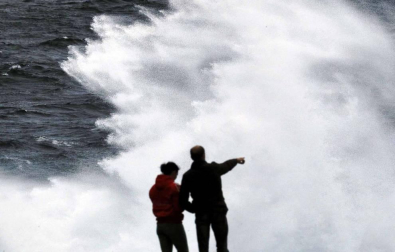 Galicia es la comunidad más afectada por la transformación de la borrasca del Atlántico norte de los últimos días en otra más intensa -denominada Félix-, que dejará durante todo el fin de semana viento intenso, olas de hasta ocho metros, fuertes vientos y abundantes precipitaciones