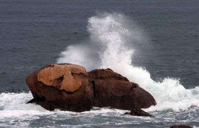 Galicia es la comunidad más afectada por la transformación de la borrasca del Atlántico norte de los últimos días en otra más intensa -denominada Félix-, que dejará durante todo el fin de semana viento intenso, olas de hasta ocho metros, fuertes vientos y abundantes precipitaciones