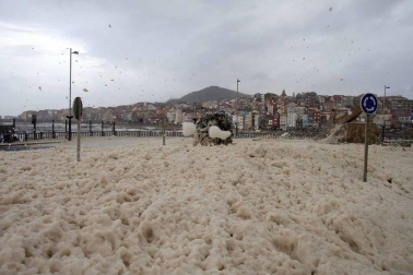 Galicia es la comunidad más afectada por la transformación de la borrasca del Atlántico norte de los últimos días en otra más intensa -denominada Félix-, que dejará durante todo el fin de semana viento intenso, olas de hasta ocho metros, fuertes vientos y abundantes precipitaciones