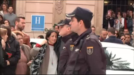 Cientos de personas arropan una vez más a la familia del pequeño Gabriel a su llegada al funeral