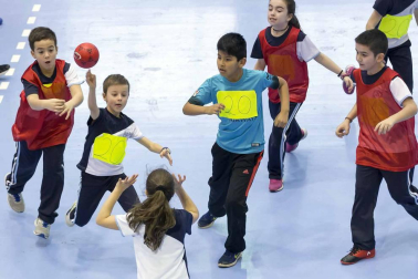 Después de tener varias unidades didácticas específicas en sus clases de educación física, los alumnos pudieron disfrutar este domingo de una fiesta del balonmano en Anaitasuna.