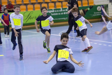 Después de tener varias unidades didácticas específicas en sus clases de educación física, los alumnos pudieron disfrutar este domingo de una fiesta del balonmano en Anaitasuna.