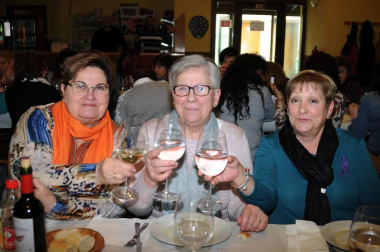 La Asociación de mujeres San Nicolás de Rada organizó el 11 de marzo un encuentro con motivo del Día de la mujer trabajadora. El acto principal fue la comida para socias que se celebró en el centro cívico y al que siguió la actuación sorpresa de un hipnotizador. Además, a todas las presentes se les obsequió con una flor.