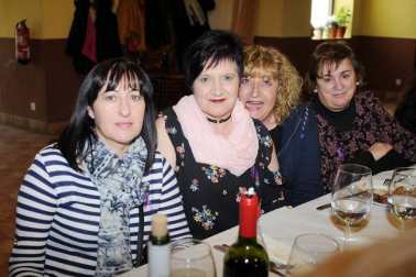 La Asociación de mujeres San Nicolás de Rada organizó el 11 de marzo un encuentro con motivo del Día de la mujer trabajadora. El acto principal fue la comida para socias que se celebró en el centro cívico y al que siguió la actuación sorpresa de un hipnotizador. Además, a todas las presentes se les obsequió con una flor.
