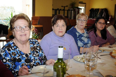 La Asociación de mujeres San Nicolás de Rada organizó el 11 de marzo un encuentro con motivo del Día de la mujer trabajadora. El acto principal fue la comida para socias que se celebró en el centro cívico y al que siguió la actuación sorpresa de un hipnotizador. Además, a todas las presentes se les obsequió con una flor.