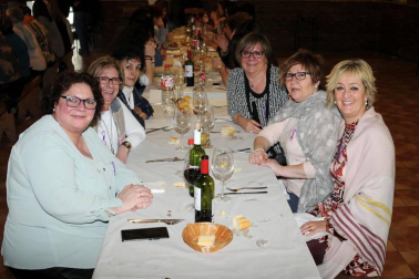 La Asociación de mujeres San Nicolás de Rada organizó el 11 de marzo un encuentro con motivo del Día de la mujer trabajadora. El acto principal fue la comida para socias que se celebró en el centro cívico y al que siguió la actuación sorpresa de un hipnotizador. Además, a todas las presentes se les obsequió con una flor.