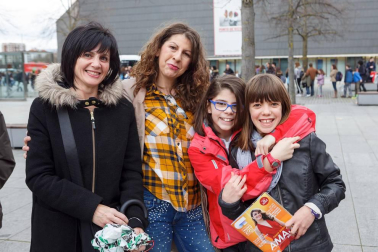 La avenida de Carlos III se ha convertido en uno de los espacios espontáneos para la fiesta. Un lugar en el que disfrutan, especialmente, las familias. Magos, equilibristas, estatuas vivientes, malabaristas y otros artistas callejeros ambientan esta gran vía, que además también cuenta con otros atractivos dentro del programa oficial, como los encierrillos y los espectáculos de 'Teatro de calle'.