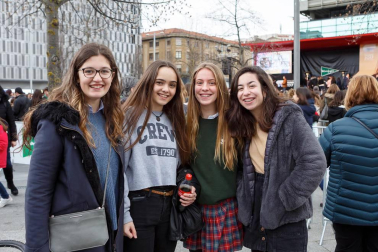 La avenida de Carlos III se ha convertido en uno de los espacios espontáneos para la fiesta. Un lugar en el que disfrutan, especialmente, las familias. Magos, equilibristas, estatuas vivientes, malabaristas y otros artistas callejeros ambientan esta gran vía, que además también cuenta con otros atractivos dentro del programa oficial, como los encierrillos y los espectáculos de 'Teatro de calle'.