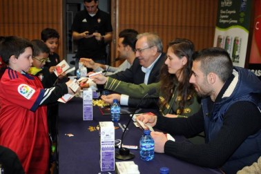 El salón de actos del Castillo de Marcilla acogió el 7 de marzo una charla coloquio con la presencia de los jugadores Quique y Lillo, de la primera plantilla masculina del Club Atlético Osasuna, y Lorena Herrera, de la correspondiente femenina. Además, también asistieron otros representantes del club como Fidel Medrano, que hizo entrega por parte de Fundación Osasuna una placa al alcalde de Marcilla, Mario Fabo.
