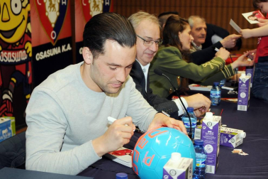 El salón de actos del Castillo de Marcilla acogió el 7 de marzo una charla coloquio con la presencia de los jugadores Quique y Lillo, de la primera plantilla masculina del Club Atlético Osasuna, y Lorena Herrera, de la correspondiente femenina. Además, también asistieron otros representantes del club como Fidel Medrano, que hizo entrega por parte de Fundación Osasuna una placa al alcalde de Marcilla, Mario Fabo.