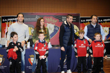 El salón de actos del Castillo de Marcilla acogió el 7 de marzo una charla coloquio con la presencia de los jugadores Quique y Lillo, de la primera plantilla masculina del Club Atlético Osasuna, y Lorena Herrera, de la correspondiente femenina. Además, también asistieron otros representantes del club como Fidel Medrano, que hizo entrega por parte de Fundación Osasuna una placa al alcalde de Marcilla, Mario Fabo.