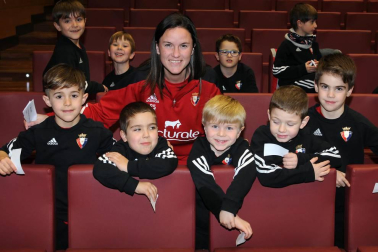 El salón de actos del Castillo de Marcilla acogió el 7 de marzo una charla coloquio con la presencia de los jugadores Quique y Lillo, de la primera plantilla masculina del Club Atlético Osasuna, y Lorena Herrera, de la correspondiente femenina. Además, también asistieron otros representantes del club como Fidel Medrano, que hizo entrega por parte de Fundación Osasuna una placa al alcalde de Marcilla, Mario Fabo.