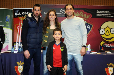 El salón de actos del Castillo de Marcilla acogió el 7 de marzo una charla coloquio con la presencia de los jugadores Quique y Lillo, de la primera plantilla masculina del Club Atlético Osasuna, y Lorena Herrera, de la correspondiente femenina. Además, también asistieron otros representantes del club como Fidel Medrano, que hizo entrega por parte de Fundación Osasuna una placa al alcalde de Marcilla, Mario Fabo.