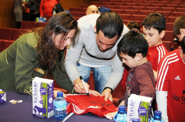 El salón de actos del Castillo de Marcilla acogió el 7 de marzo una charla coloquio con la presencia de los jugadores Quique y Lillo, de la primera plantilla masculina del Club Atlético Osasuna, y Lorena Herrera, de la correspondiente femenina. Además, también asistieron otros representantes del club como Fidel Medrano, que hizo entrega por parte de Fundación Osasuna una placa al alcalde de Marcilla, Mario Fabo.