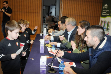 El salón de actos del Castillo de Marcilla acogió el 7 de marzo una charla coloquio con la presencia de los jugadores Quique y Lillo, de la primera plantilla masculina del Club Atlético Osasuna, y Lorena Herrera, de la correspondiente femenina. Además, también asistieron otros representantes del club como Fidel Medrano, que hizo entrega por parte de Fundación Osasuna una placa al alcalde de Marcilla, Mario Fabo.
