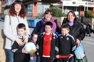 El salón de actos del Castillo de Marcilla acogió el 7 de marzo una charla coloquio con la presencia de los jugadores Quique y Lillo, de la primera plantilla masculina del Club Atlético Osasuna, y Lorena Herrera, de la correspondiente femenina. Además, también asistieron otros representantes del club como Fidel Medrano, que hizo entrega por parte de Fundación Osasuna una placa al alcalde de Marcilla, Mario Fabo.