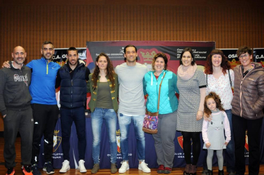 El salón de actos del Castillo de Marcilla acogió el 7 de marzo una charla coloquio con la presencia de los jugadores Quique y Lillo, de la primera plantilla masculina del Club Atlético Osasuna, y Lorena Herrera, de la correspondiente femenina. Además, también asistieron otros representantes del club como Fidel Medrano, que hizo entrega por parte de Fundación Osasuna una placa al alcalde de Marcilla, Mario Fabo.