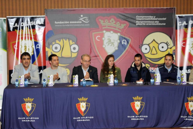El salón de actos del Castillo de Marcilla acogió el 7 de marzo una charla coloquio con la presencia de los jugadores Quique y Lillo, de la primera plantilla masculina del Club Atlético Osasuna, y Lorena Herrera, de la correspondiente femenina. Además, también asistieron otros representantes del club como Fidel Medrano, que hizo entrega por parte de Fundación Osasuna una placa al alcalde de Marcilla, Mario Fabo.