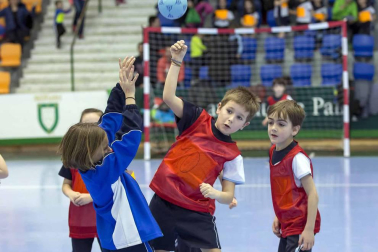 Después de tener varias unidades didácticas específicas en sus clases de educación física, los alumnos pudieron disfrutar este domingo de una fiesta del balonmano en Anaitasuna.