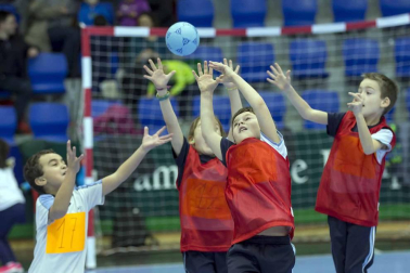 Después de tener varias unidades didácticas específicas en sus clases de educación física, los alumnos pudieron disfrutar este domingo de una fiesta del balonmano en Anaitasuna.