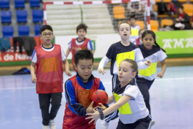 Después de tener varias unidades didácticas específicas en sus clases de educación física, los alumnos pudieron disfrutar este domingo de una fiesta del balonmano en Anaitasuna.