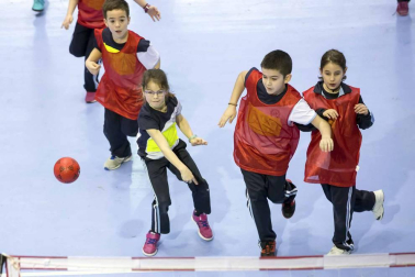 Después de tener varias unidades didácticas específicas en sus clases de educación física, los alumnos pudieron disfrutar este domingo de una fiesta del balonmano en Anaitasuna.