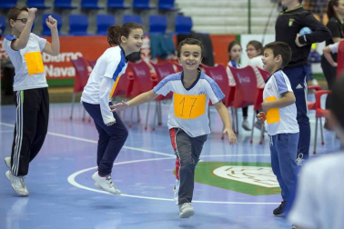 Después de tener varias unidades didácticas específicas en sus clases de educación física, los alumnos pudieron disfrutar este domingo de una fiesta del balonmano en Anaitasuna.