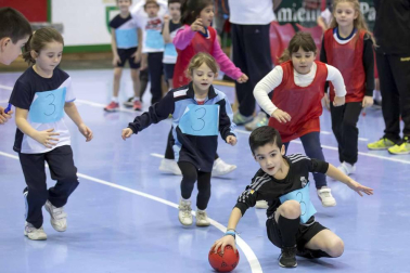 Después de tener varias unidades didácticas específicas en sus clases de educación física, los alumnos pudieron disfrutar este domingo de una fiesta del balonmano en Anaitasuna.