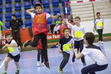 Después de tener varias unidades didácticas específicas en sus clases de educación física, los alumnos pudieron disfrutar este domingo de una fiesta del balonmano en Anaitasuna.