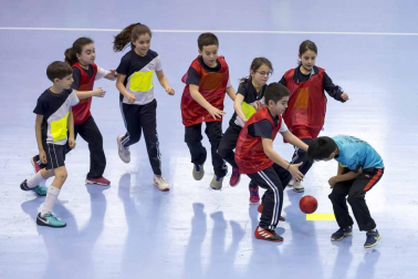 Después de tener varias unidades didácticas específicas en sus clases de educación física, los alumnos pudieron disfrutar este domingo de una fiesta del balonmano en Anaitasuna.