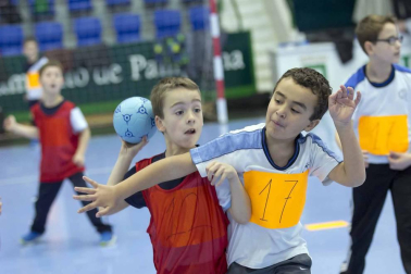 Después de tener varias unidades didácticas específicas en sus clases de educación física, los alumnos pudieron disfrutar este domingo de una fiesta del balonmano en Anaitasuna.
