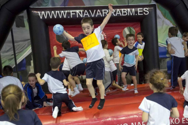 Después de tener varias unidades didácticas específicas en sus clases de educación física, los alumnos pudieron disfrutar este domingo de una fiesta del balonmano en Anaitasuna.