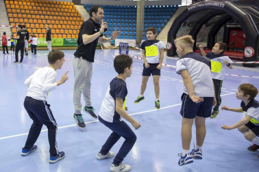 Después de tener varias unidades didácticas específicas en sus clases de educación física, los alumnos pudieron disfrutar este domingo de una fiesta del balonmano en Anaitasuna.
