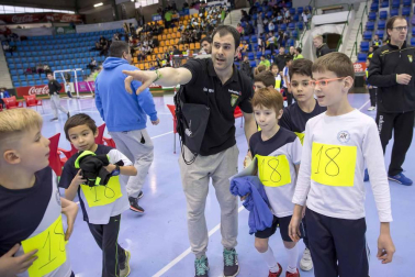 Después de tener varias unidades didácticas específicas en sus clases de educación física, los alumnos pudieron disfrutar este domingo de una fiesta del balonmano en Anaitasuna.