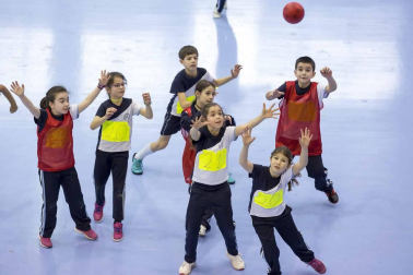 Después de tener varias unidades didácticas específicas en sus clases de educación física, los alumnos pudieron disfrutar este domingo de una fiesta del balonmano en Anaitasuna.