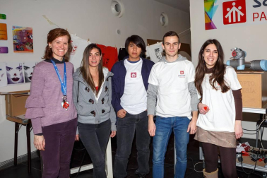 El jueves 8 de marzo se celebró en la sala de exposiciones de Baluarte el Salón europeo del Estudiante y el Empleo 2018. Este evento, organizado por Periódico del Estudiante y Periódico Universitario, es un punto de encuentro entre estudiantes, padres, profesionales de la formación, colegios, universidades y empresas de Navarra con el fin de resolver y ayudar a los jóvenes a decidir su futuro, creando una conexión directa con ellos.