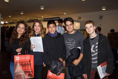 El jueves 8 de marzo se celebró en la sala de exposiciones de Baluarte el Salón europeo del Estudiante y el Empleo 2018. Este evento, organizado por Periódico del Estudiante y Periódico Universitario, es un punto de encuentro entre estudiantes, padres, profesionales de la formación, colegios, universidades y empresas de Navarra con el fin de resolver y ayudar a los jóvenes a decidir su futuro, creando una conexión directa con ellos.